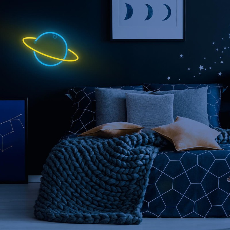 Neon LED Forever Light, Saturn, galben albastru, dimensiuni 300 x 25 x 175mm, cablu USB cu lungime 2m, alimentare USB sau 3xAA