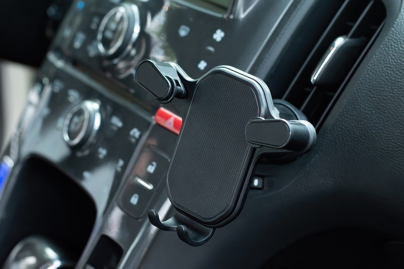 Suport auto universal pentru smartphone, Maxlife MXCH-05, pentru prindere pe grila de ventilatie a masinii, pozitie reglabila, negru