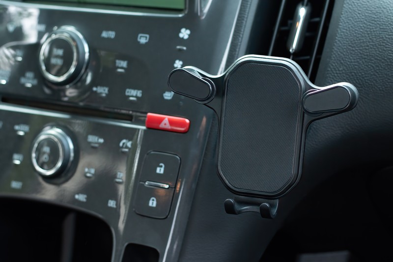 Suport auto universal pentru smartphone, Maxlife MXCH-05, pentru prindere pe grila de ventilatie a masinii, pozitie reglabila, negru
