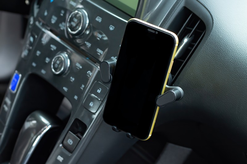 Suport auto universal pentru smartphone, Maxlife MXCH-05, pentru prindere pe grila de ventilatie a masinii, pozitie reglabila, negru