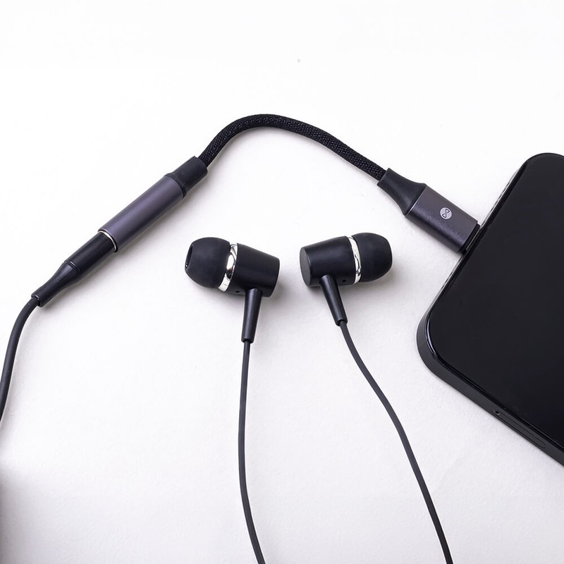 Adaptor tip Lightning AUX Forever AJL-01, conector tip Lightning la Jack 3.5 mm mama, permite high-quality 24-bit stereo sound pana la 48KHz, transmite functiile castilor gen control volum si raspuns apel, negru